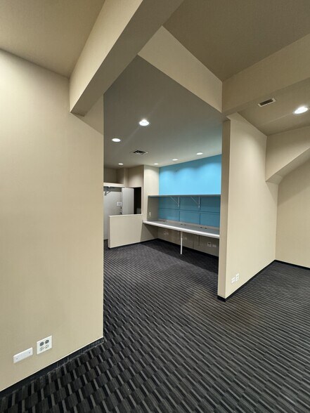 More Photos Of 421 W North Ave, Chicago Storefront Retail Office For Lease