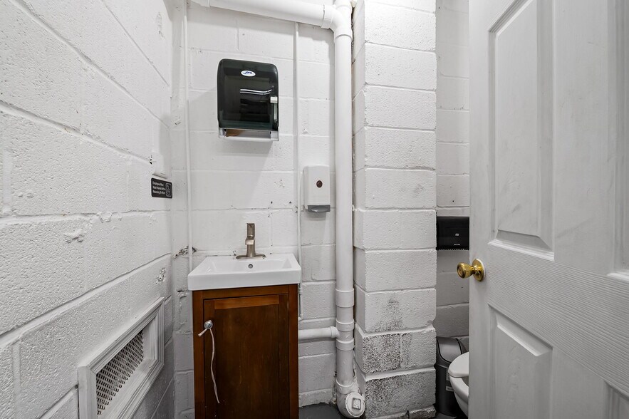 More Photos Of 13 W Allegheny Ave, Towson Storefront For Sale