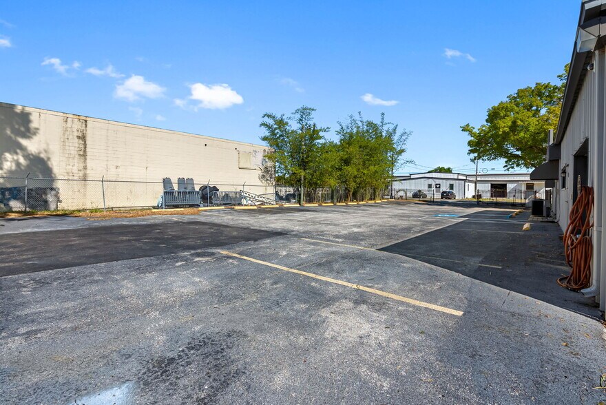 More Photos Of 4412 W Osborne Ave, Tampa Light Distribution For Sale
