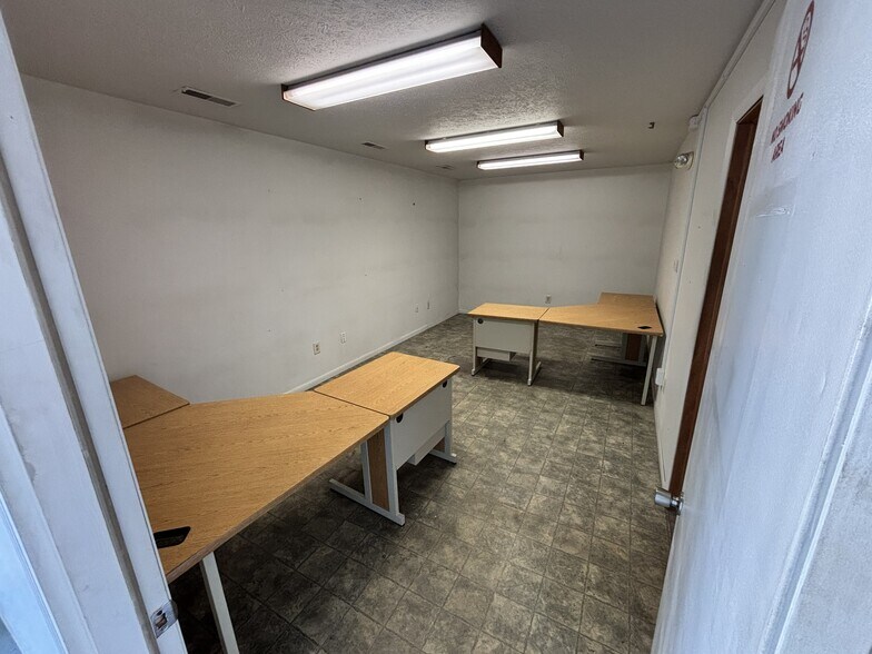 More Photos Of 217 Parkview Ave E, Elkhart Manufacturing For Lease