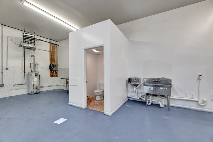 More Photos Of 62 Southgate Blvd, New Castle Warehouse For Lease