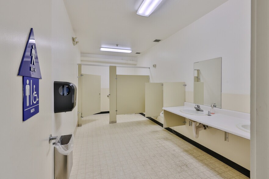 More Photos Of 400 E 4th St, Santa Ana General Retail For Lease