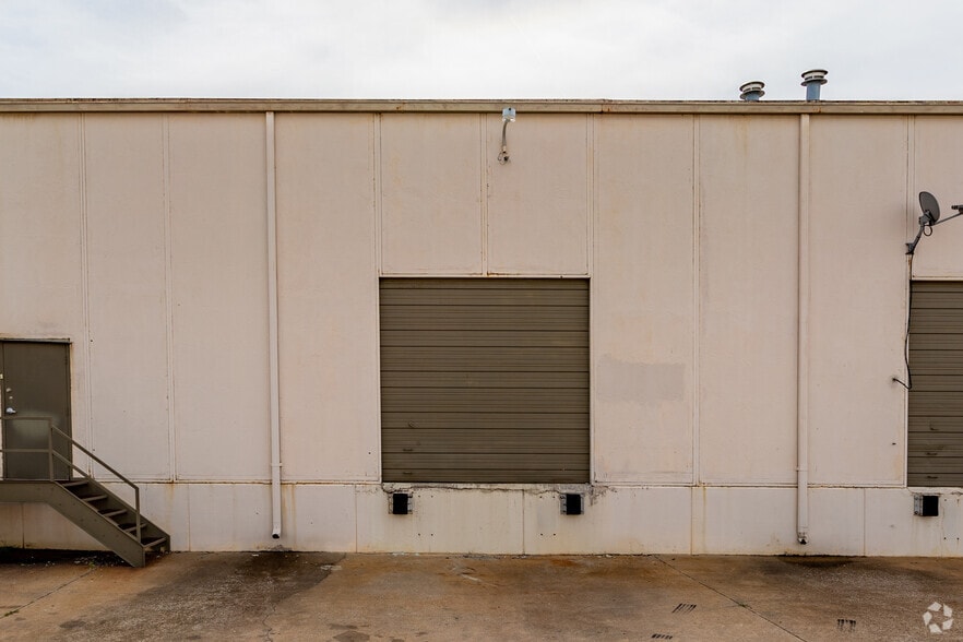 More Photos Of 1024 N Lansing Ave, Tulsa Warehouse For Lease