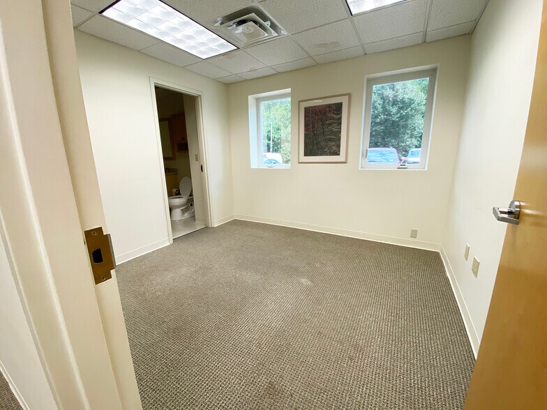 More Photos Of 21 Northwestern Dr, Salem Warehouse For Lease