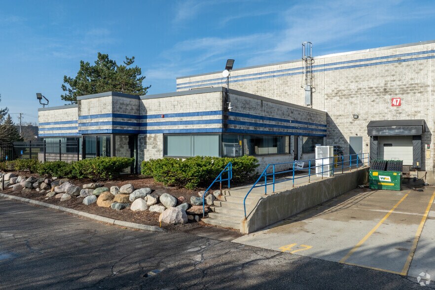 More Photos Of 43600 Gen Mar, Novi Distribution For Lease