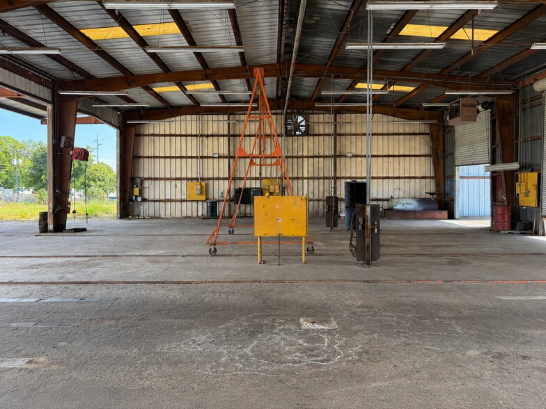 More Photos Of 100 Thornhill Rd, Auburndale Manufacturing For Lease