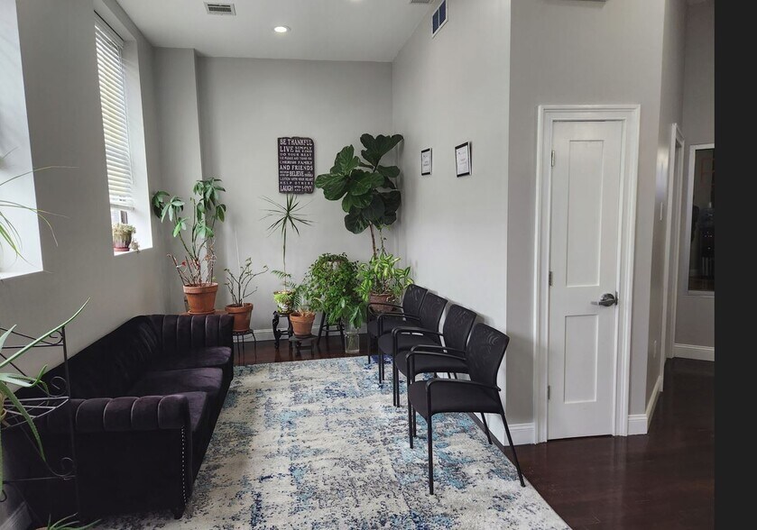 More Photos Of 18 Oliver St, Newark Office For Lease