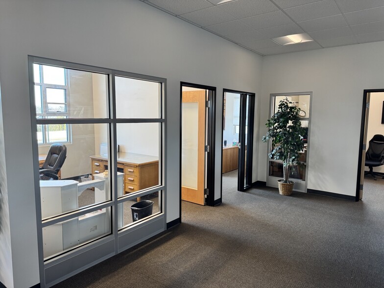More Photos Of 4801 Biddle Rd, Central Point Office For Lease