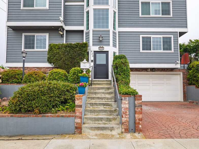 More Photos Of 426 E Imperial Ave, El Segundo Apartments For Sale