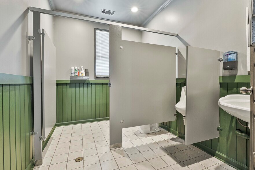 More Photos Of 147 Jackson St, Newnan Freestanding For Lease