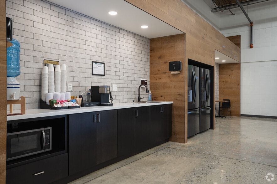 More Photos Of 1650 Marietta Blvd NW, Atlanta Warehouse For Lease