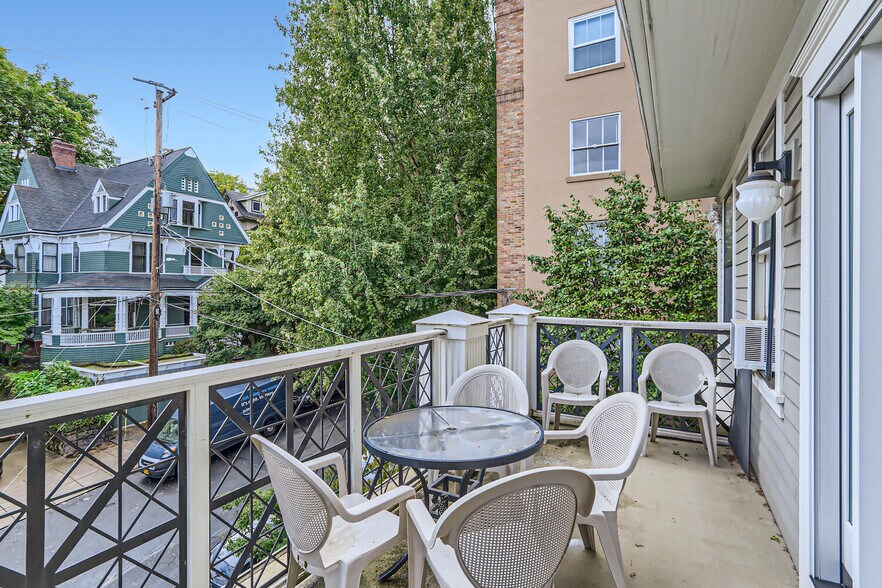 More Photos Of 2167 SW Yamhill St, Portland Apartments For Sale