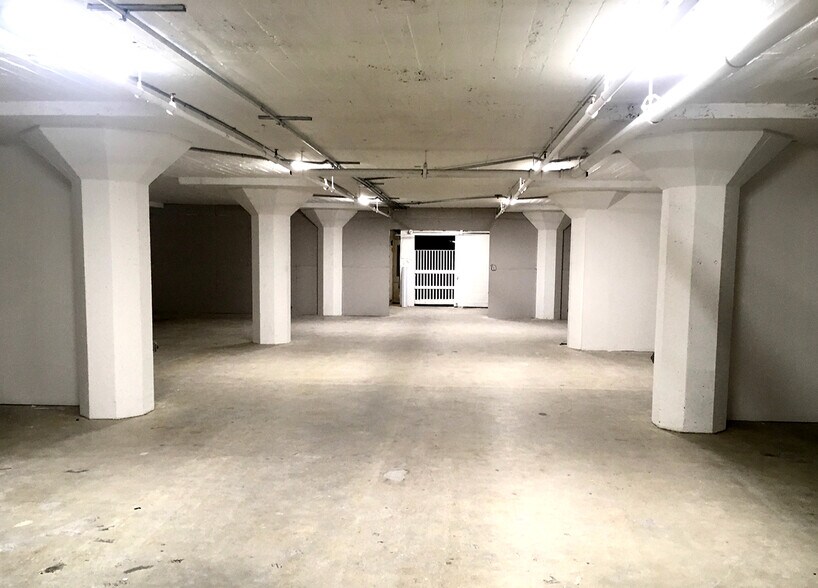 More Photos Of 405 Towne Ave, Los Angeles Showroom For Lease