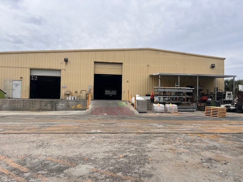 Primary Photo Of 1075 N Ronald Reagan Blvd, Longwood Warehouse For Lease