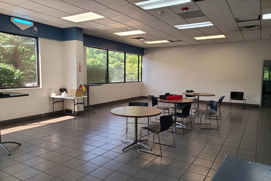 More Photos Of 711 E Porter Rd, Muskegon Manufacturing For Lease