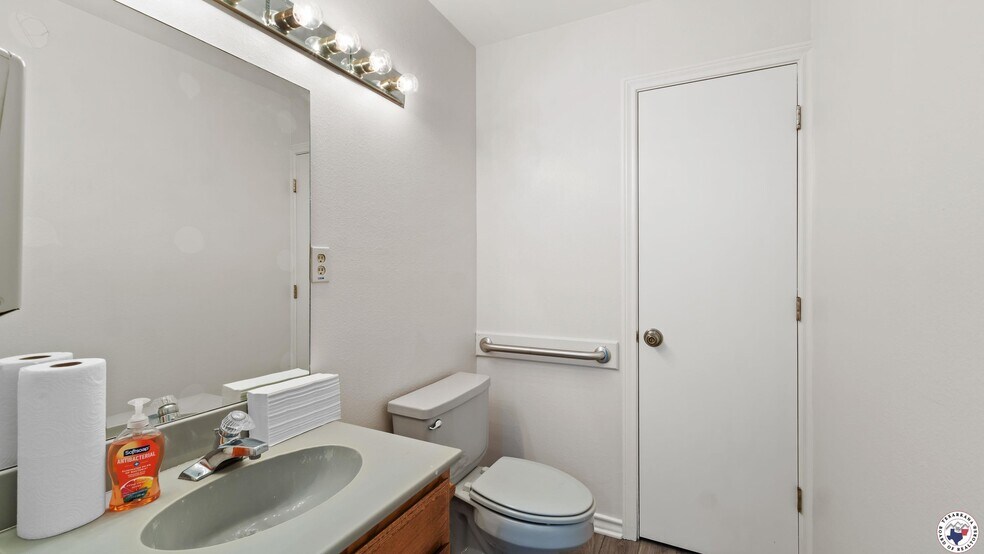 More Photos Of 901 N Kings Hwy, Wake Village Healthcare For Sale