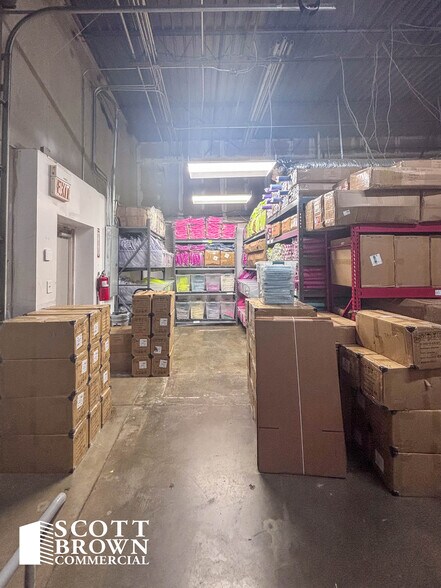 More Photos Of 13663 Jupiter Rd, Dallas Showroom For Lease