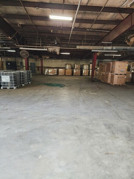 More Photos Of 712 Industrial Ln, Oneida Distribution For Sale