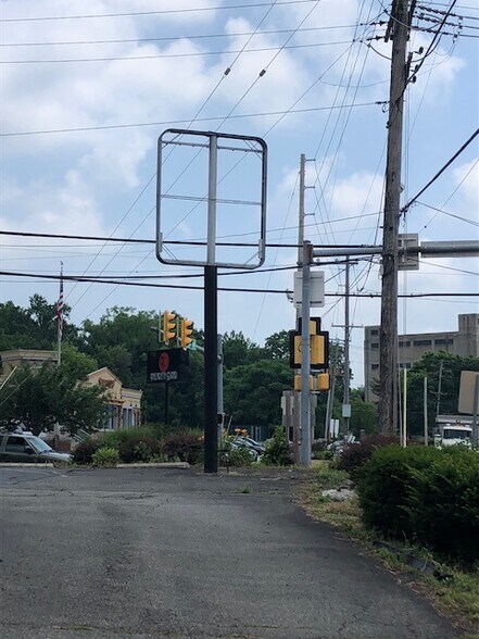 More Photos Of 580 S Broad St, Nazareth Restaurant For Lease