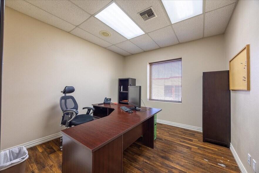 More Photos Of 812 Lexington Dr, Plano Office For Sale