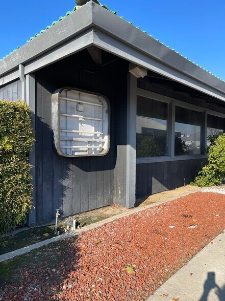 More Photos Of 125 Shaw Ave, Clovis Freestanding For Sale