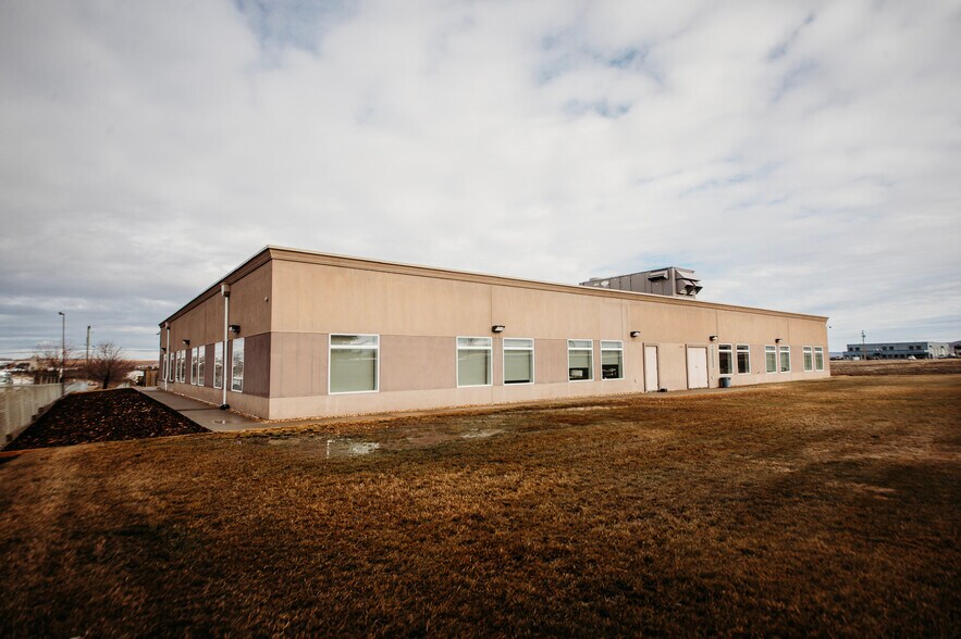 More Photos Of 37 Vic Turner Airport Rd, Dawson Creek Office For Sale