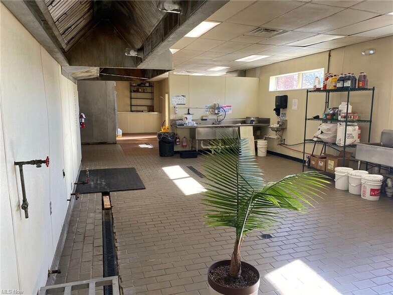 More Photos Of 10703 W Pleasant Valley Rd, Parma Freestanding For Lease