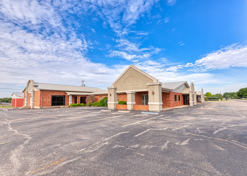 Primary Photo Of 1415 Watts St, Sayre Healthcare For Sale