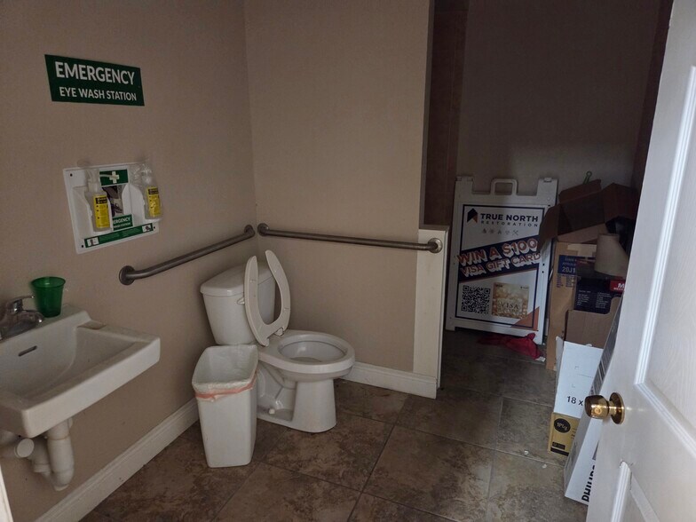 More Photos Of 6391 Corporate Park Cir, Fort Myers Light Distribution For Lease