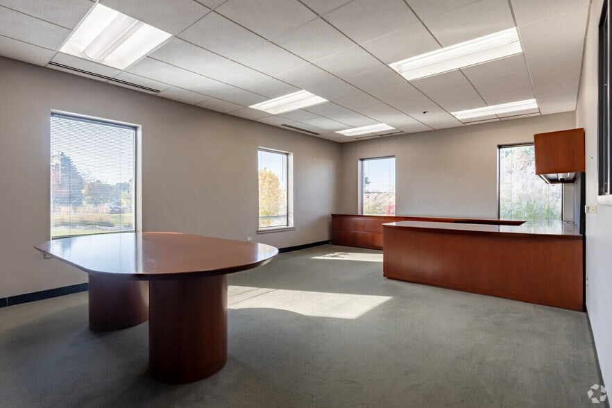 More Photos Of 455 Kehoe Blvd, Carol Stream Office For Lease