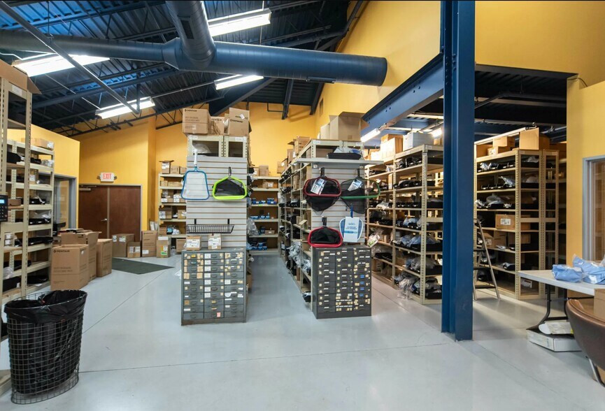 More Photos Of 3770 Dixie Hwy, Waterford Showroom For Sale