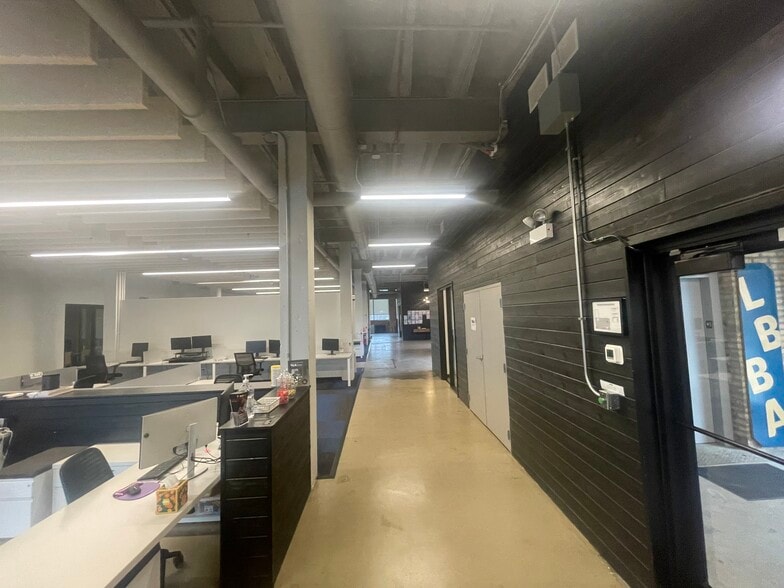 More Photos Of 1621 W Carroll Ave, Chicago Manufacturing For Lease