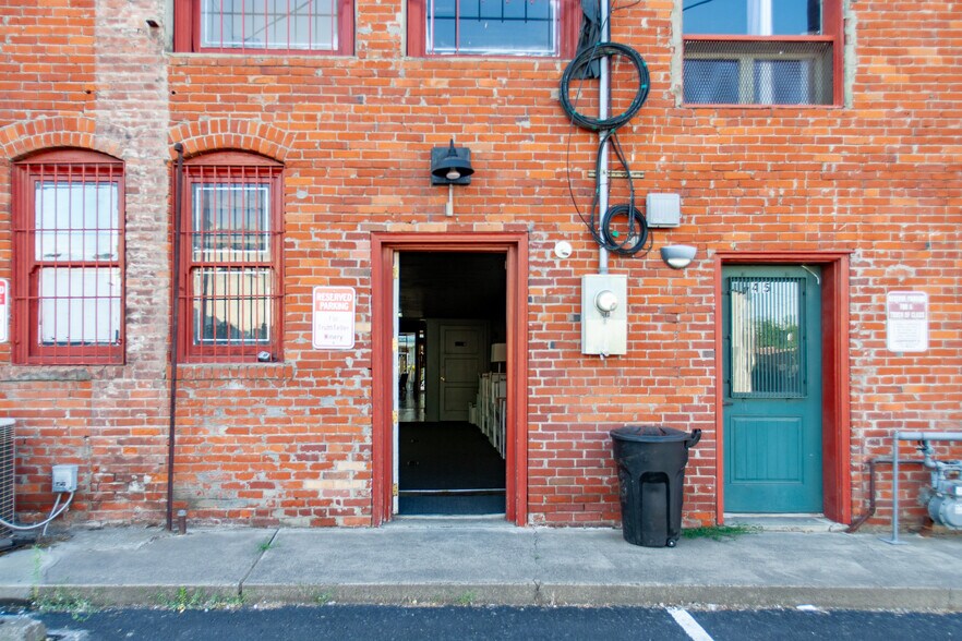 More Photos Of 39-47 E Main St, Walla Walla Storefront For Lease