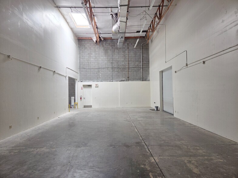 More Photos Of 1929 W Lone Cactus Dr, Phoenix Light Distribution For Sale