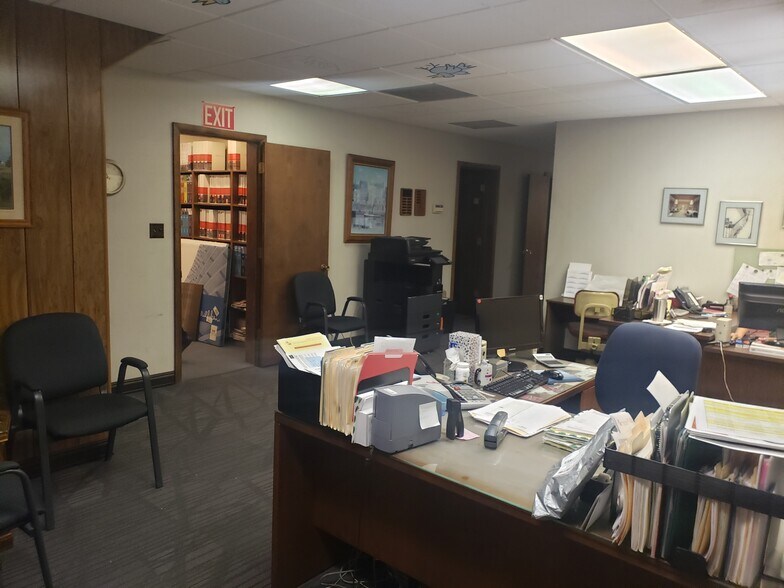 More Photos Of 1718 Oak St, Kansas City Storefront Retail Office For Lease