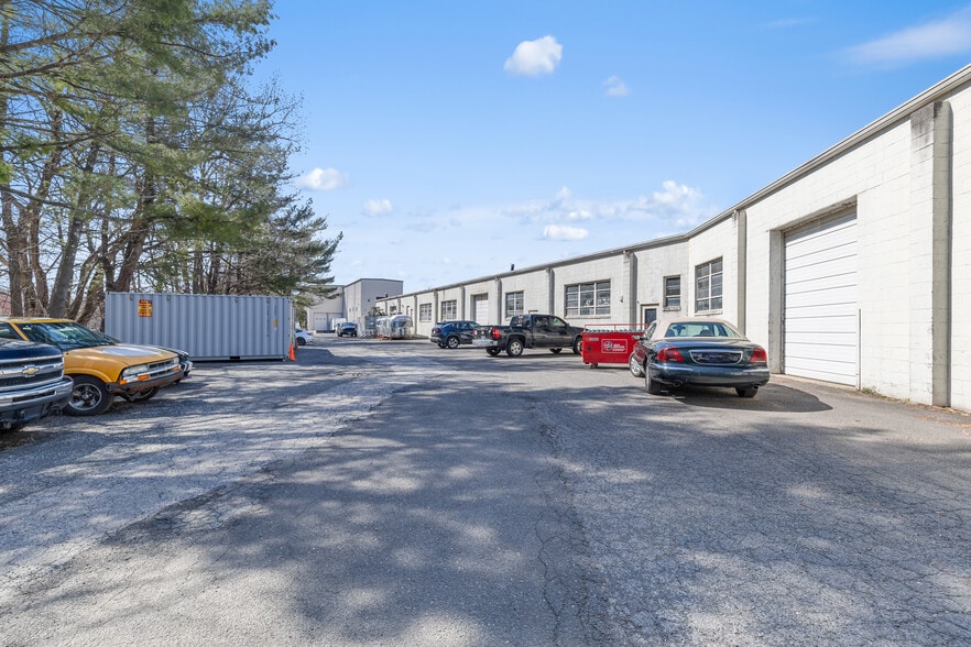 More Photos Of 55 Poplar St, Stamford Light Distribution For Sale