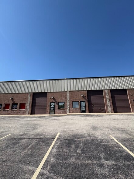 More Photos Of 25553 Wolf's Crossing Rd, Plainfield Warehouse For Lease