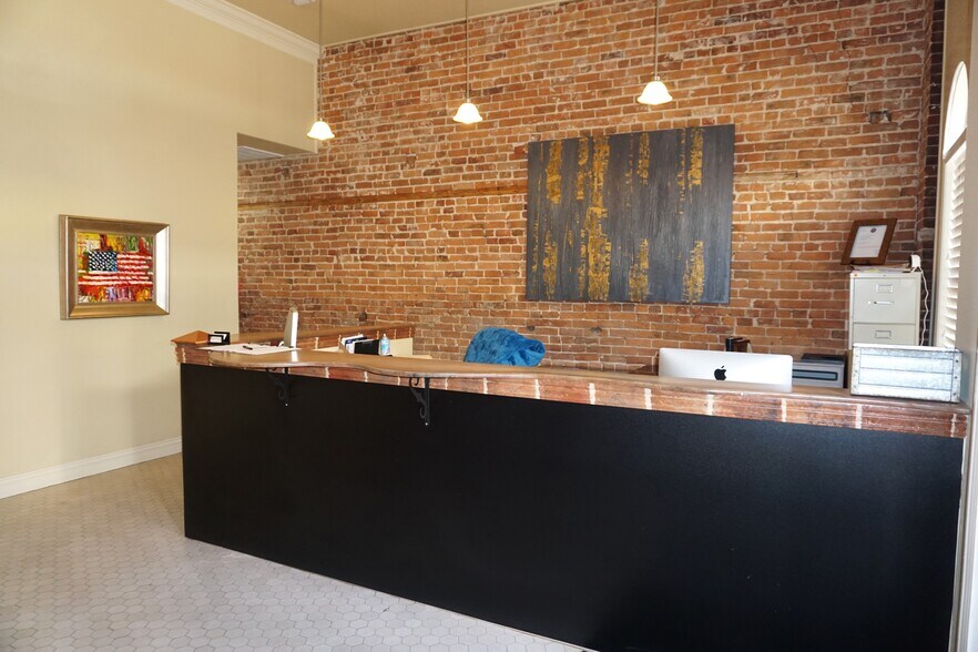 More Photos Of 404 S Main St, Jonesboro Office For Sale