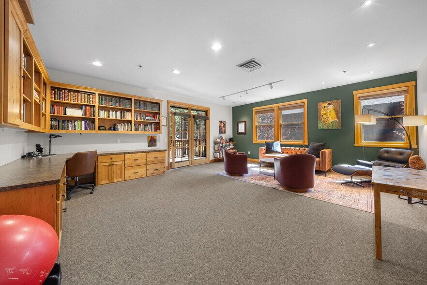 More Photos Of 750 Buckaroo Trl, Sisters Office For Sale