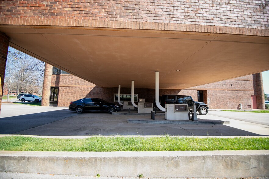 More Photos Of 5121 Maryland Way, Brentwood Office For Sale