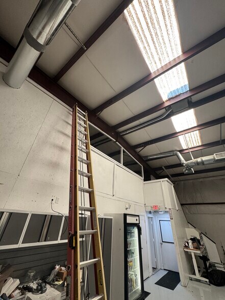 More Photos Of 300 W Broadway St, Prosper Warehouse For Lease