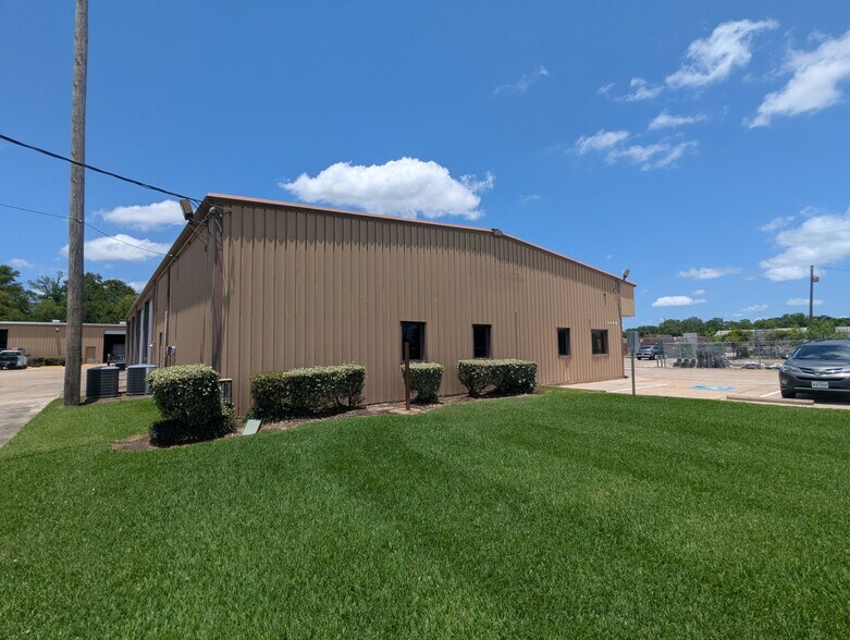 More Photos Of 2440 W Cardinal Dr, Beaumont Warehouse For Lease