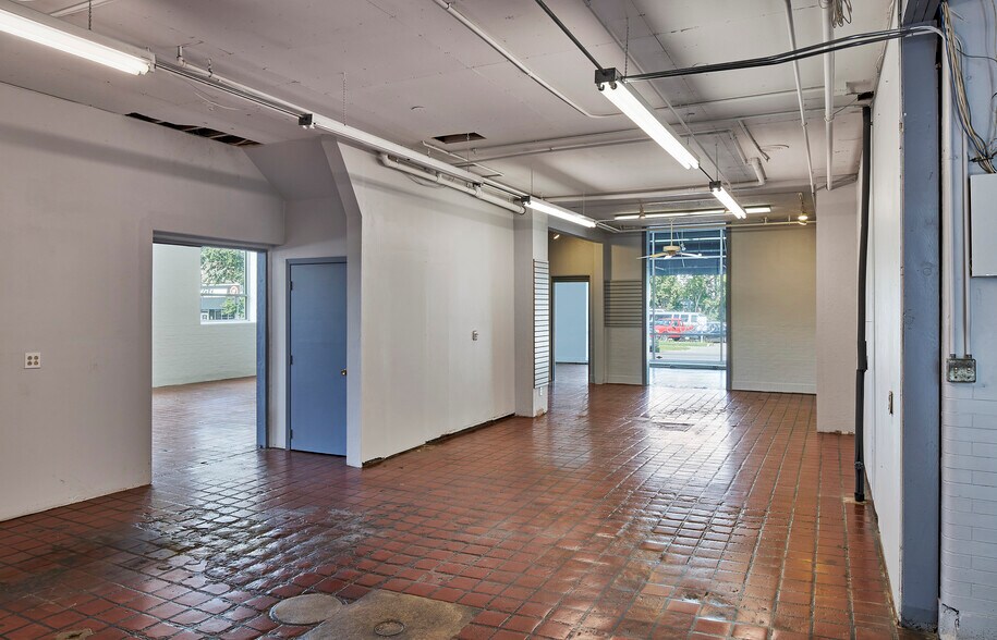 More Photos Of 2720-2728 S Lyndale Ave, Minneapolis Freestanding For Lease