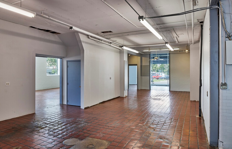 More Photos Of 2720-2728 S Lyndale Ave, Minneapolis Freestanding For Sale