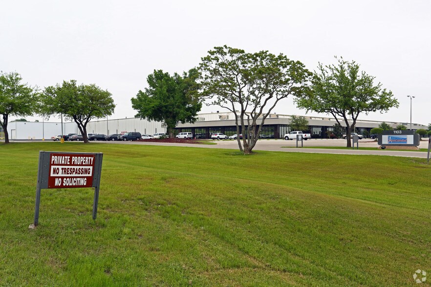 More Photos Of 1103 Carlos G Parker Blvd, Taylor Warehouse For Lease