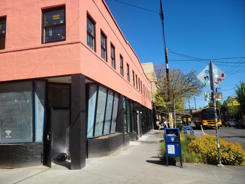 More Photos Of 3551-3561 SE Division St, Portland Storefront Retail Residential For Lease