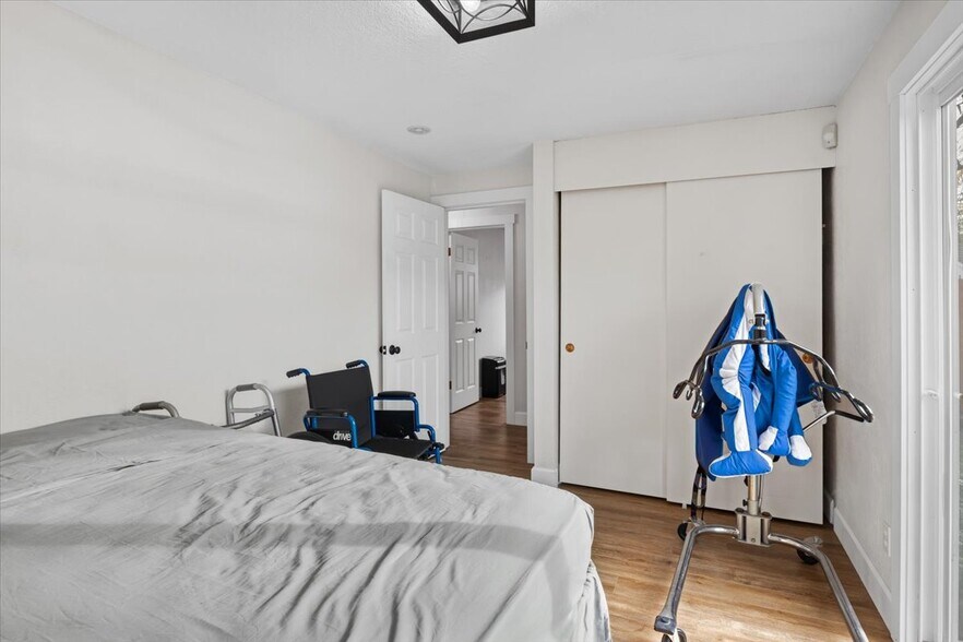 More Photos Of 2115 E 27th St, Vancouver Office For Sale
