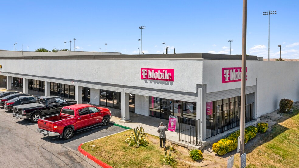 More Photos Of 1012-1040 Kern St, Taft Storefront For Sale