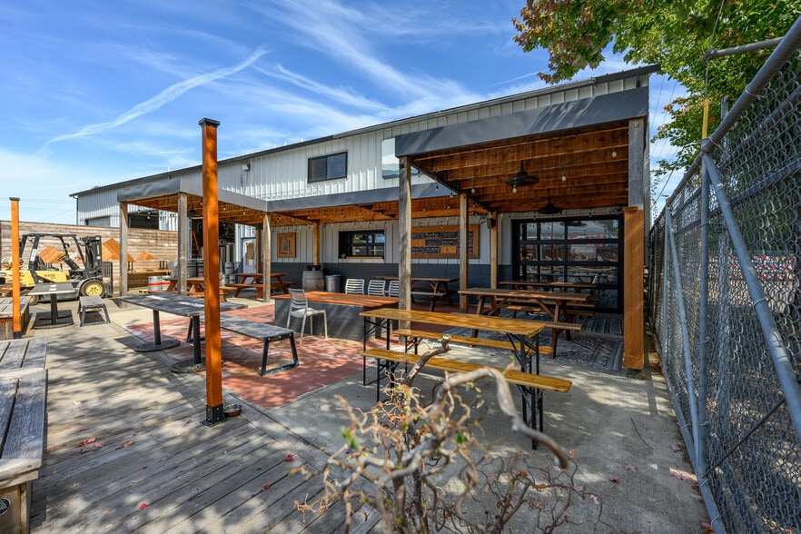 More Photos Of 777 NE 4th St, McMinnville General Retail For Lease