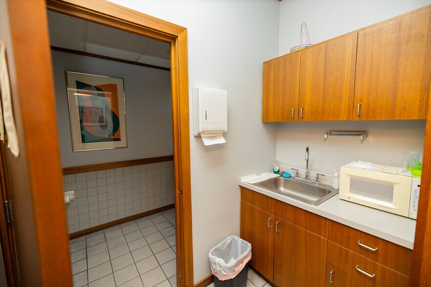 More Photos Of 1020 N Main St, Wichita Medical For Sale